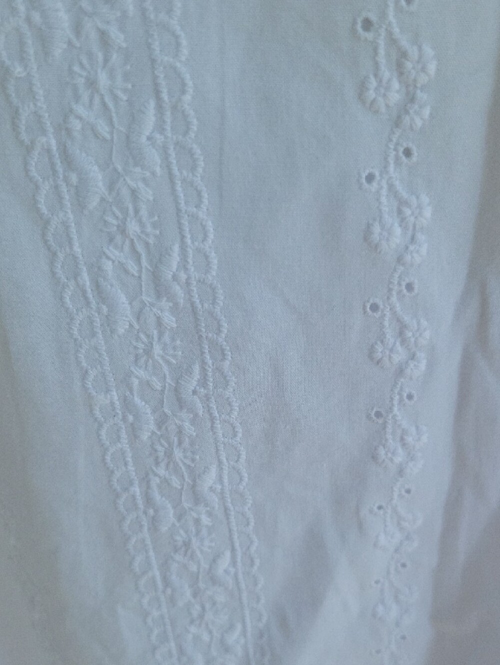 Time and Tru White Sleeveless V-Neck Eyelet Lace Camisole - Picture 11 of 11